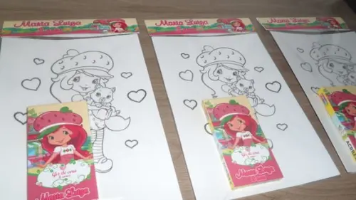 Kit c/ 6 Desenhos para Colorir e Giz de Cera Moranguinho