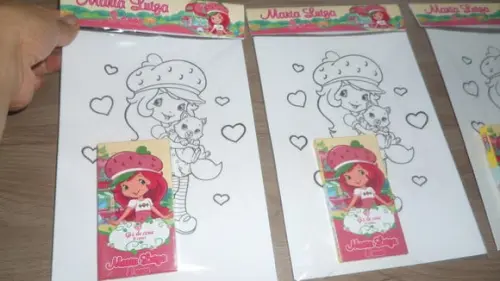 Kit c/ 6 Desenhos para Colorir e Giz de Cera Moranguinho