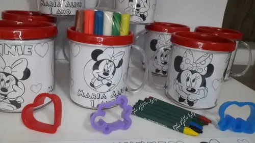 Kit Caneca com Desenho + Giz + 6 Massinhas + 3 Cortadores