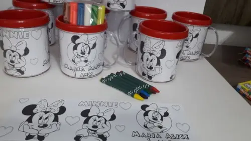 Kit Caneca com Desenho + Giz + 6 Massinhas + 3 Cortadores