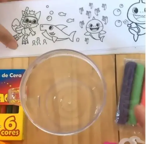 Kit Caneca com Desenho + Giz + 6 Massinhas + 3 Cortadores