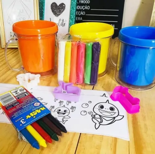Kit Caneca com Desenho + Giz + 6 Massinhas + 3 Cortadores