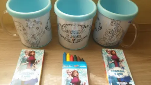 Kit Caneca com Desenho + Giz de Cera com 6 Cores Tema Fozen