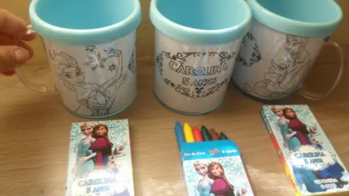 Kit Caneca com Desenho + Giz de Cera com 6 Cores Tema Fozen
