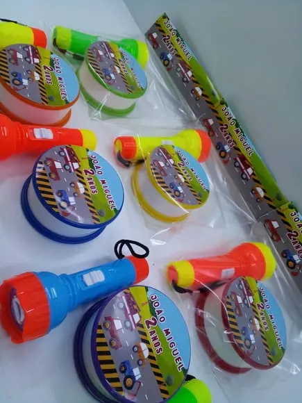 Kit Copo Retratil + Mini Lanterna Carrinhos