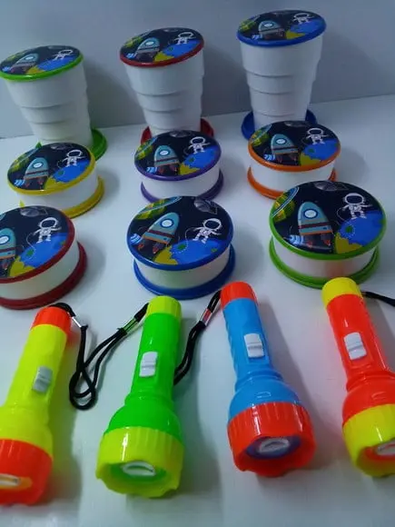 Kit Copo Retratil + Mini Lanterna Tema Astronauta