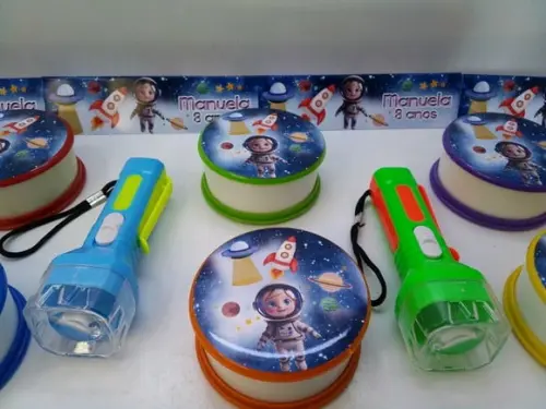 Kit Copo Retratil + Mini Lanterna Tema Astronauta