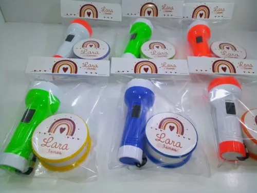 Kit Copo Retratil + Mini Lanterna Tema Arco Íris