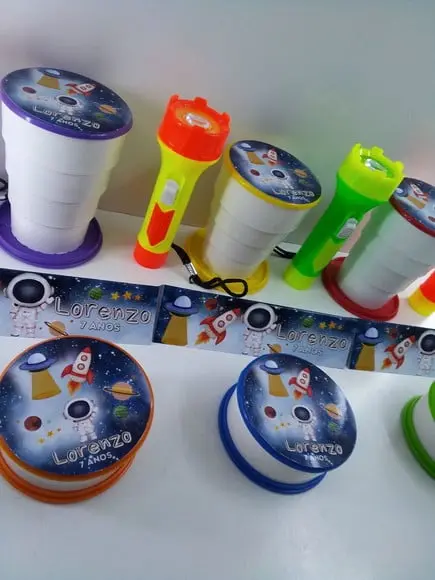 Kit Copo Retratil + Mini Lanterna Tema Astronauta