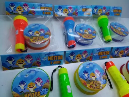 Kit Copo Retratil + Mini Lanterna Tema Baby Shark