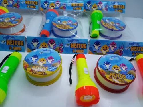Kit Copo Retratil + Mini Lanterna Tema Baby Shark