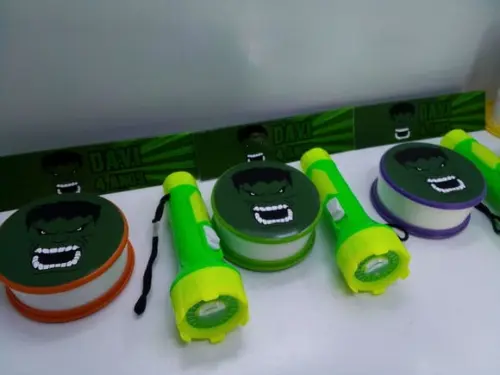 Kit Copo Retratil + Mini Lanterna Tema Hulk