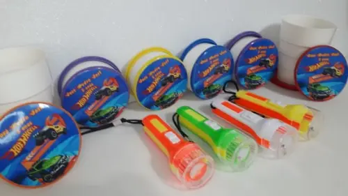 Kit Copo Retratil + Mini Lanterna Tema Hot Wheels