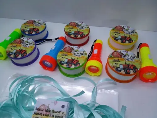 Kit Copo Retratil Adesivado+ Lanterna + Fita Cetim + Tag