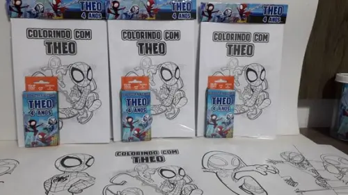 Kit de Desenhos para Colorir com Giz de Cera Aranha Verso