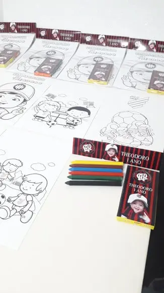 Kit de Desenhos para Colorir com Giz de Cera Futebol