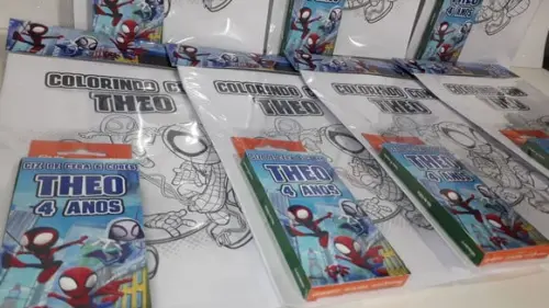 Kit de Desenhos para Colorir com Giz de Cera Aranha Verso