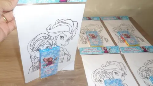 Kit de Desenhos para Colorir com Giz de Cera Tema Frozen