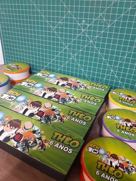 Kit Domino + Copo Retrátil + Lanterna Tema Ben 10