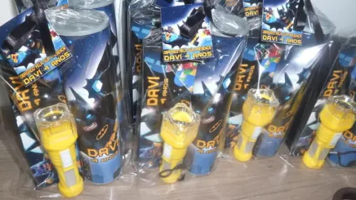 Kit Domino + Pega Varetas+ Lanterna Tema Batman