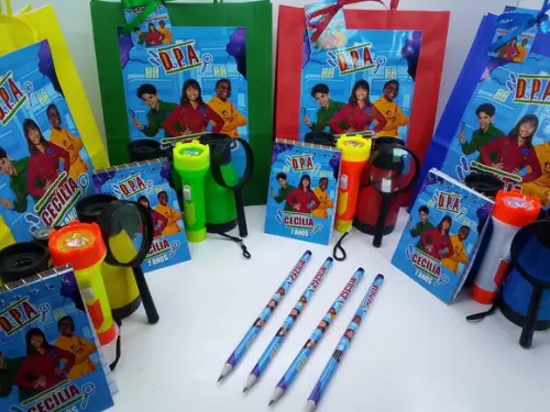 Kit Dpa Sacolinha+binoculo+lanterna+lupa+bloquinho+lápis