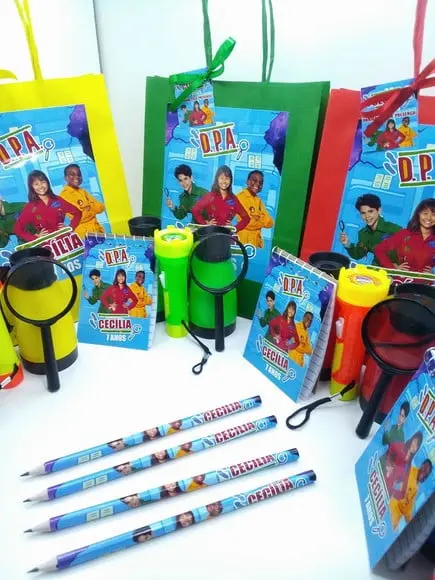 Kit Dpa Sacolinha+binoculo+lanterna+lupa+bloquinho+lápis