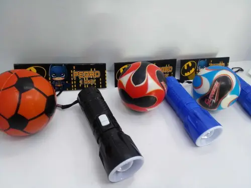 Kit Lanterna +mini Bola Macia Tamanho 6x6cm Tema Batman