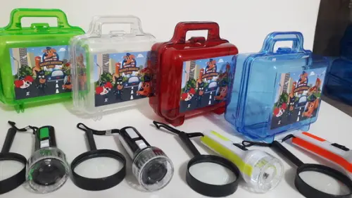 Kit Maletinha + Lupa + Lanterna Detetive Labrador 2 Temas