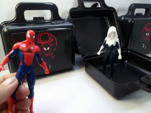 Kit Maletinha Plastica + Boneco Tema Aranha Verso
