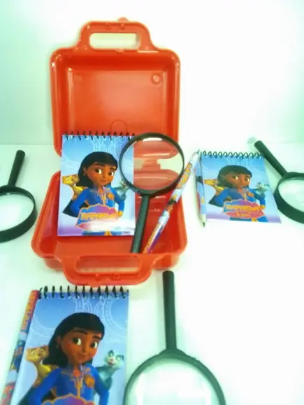 Kit Maletinha Plástica + Bloquinho+ Mini Lápis+lupa Mira