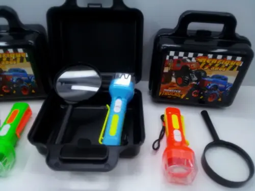 Kit Maletinha Plástica + Lanterna + Lupa Hot Wheels