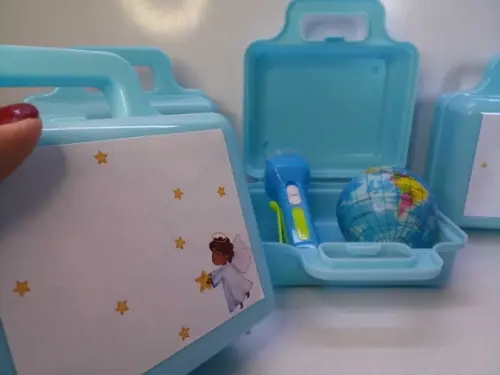 Kit Maletinha Plastica + Lanterna + Mini Bola Macia Batizado