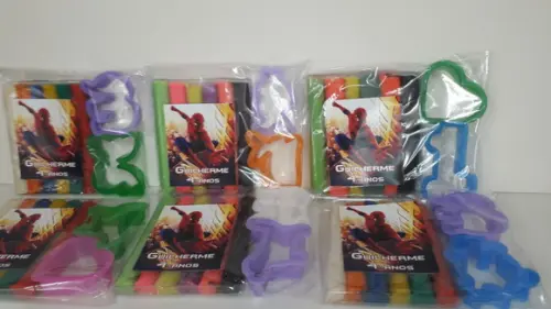 Kit Massinha de Modelar + 6 Cores Divertidas + 2 Cortadores