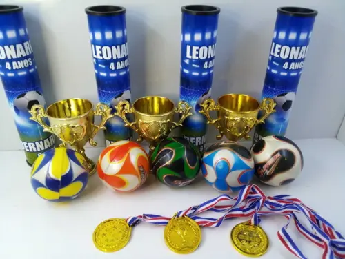 Kit Pega Vareta + Mini Taça + Mini Bola + Medalha Futebol