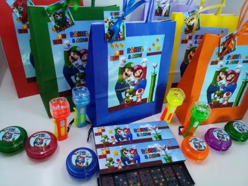 Kit Sacolinha + Domino + Ioiô + Lanterna Super Mario