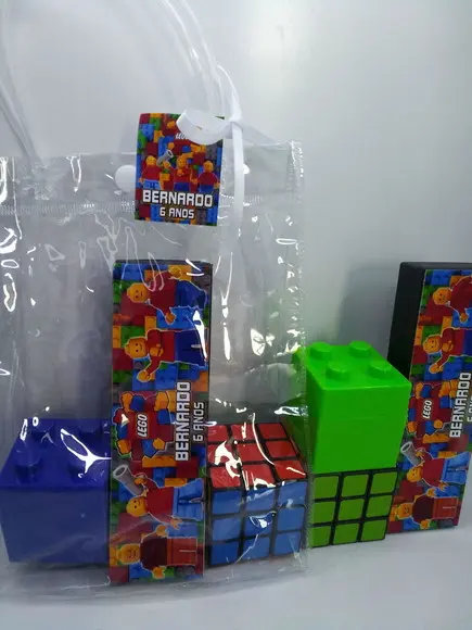 Kit Sacolinha Cristal +dominó + Mini Cx 5cm + Cubo Tema Lego