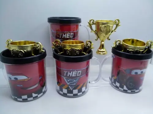 Kit Trofeu + Caneca Acrilica Tampa de Rosquear Tema Carros