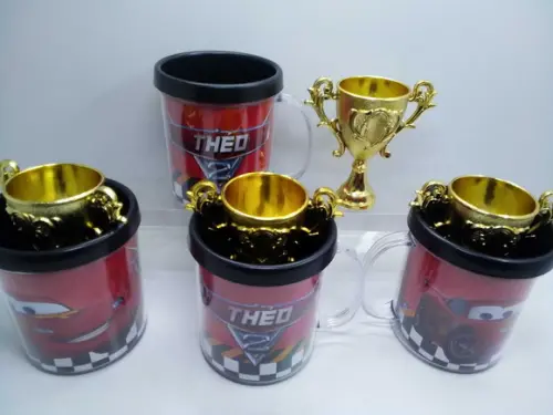 Kit Trofeu + Caneca Acrilica Tampa de Rosquear Tema Carros