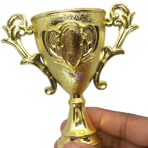 Lembrancinha Troféu Futebol Dourado Platico 9,5x 9,2 cm