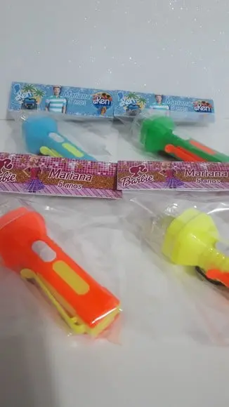 Mini Lanterna de Plástico Sortidas Lapela Barbi e Ken