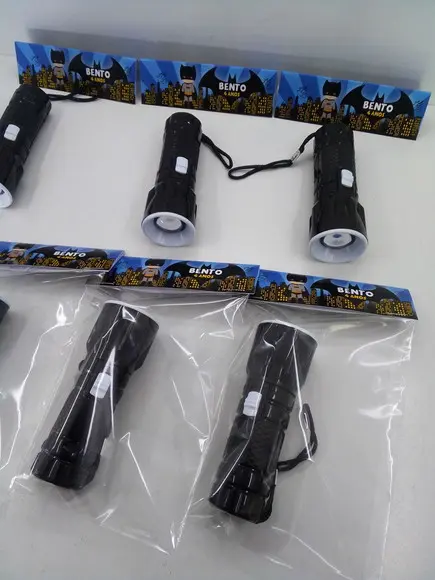 Mini Lanterna de Plástico Sortidas Lapela Tema Batman