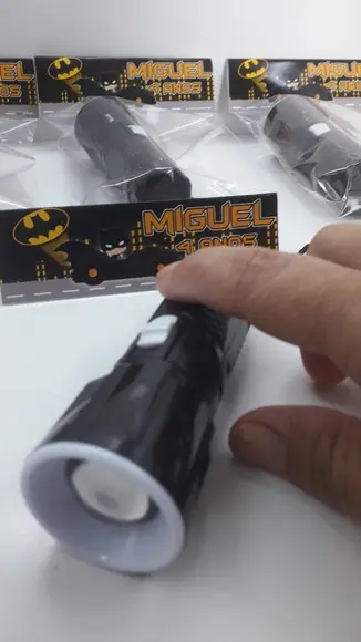 Mini Lanterna de Plástico Sortidas Lapela Tema Batman