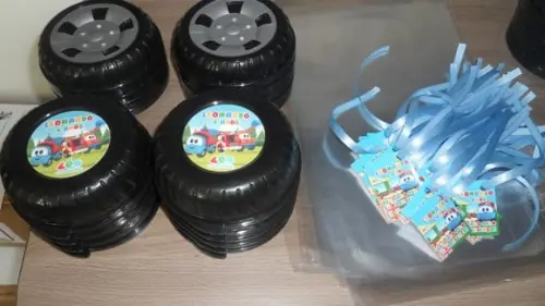 Pote em Formato de Roda Capacidade: 340 ml Leo e o Caminhao