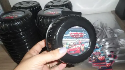 Pote em Formato de Roda Capacidade: 340 ml Tema Carros