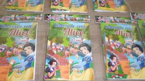 Revistinha com 12 Desenhos para Colorir + Giz Branca de Neve