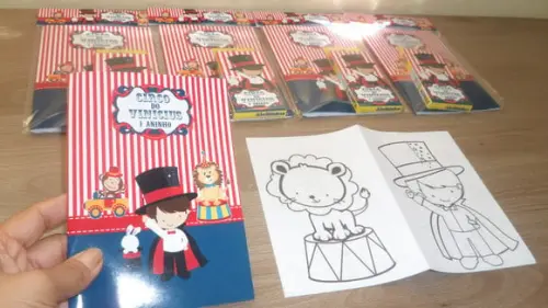Revistinha com 12 Desenhos para Colorir + Giz Branca de Neve