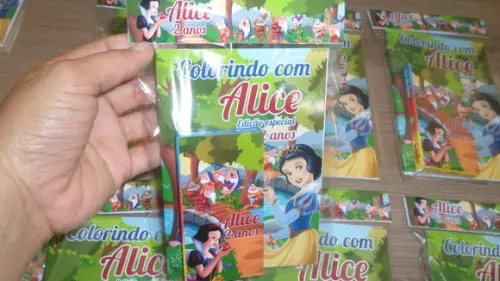 Revistinha com 12 Desenhos para Colorir + Giz Branca de Neve