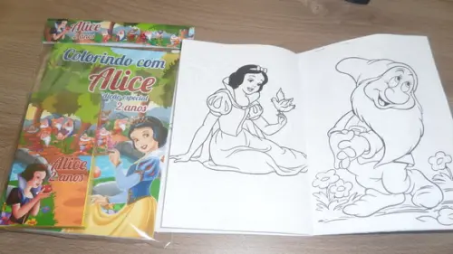 Revistinha com 12 Desenhos para Colorir + Giz Branca de Neve