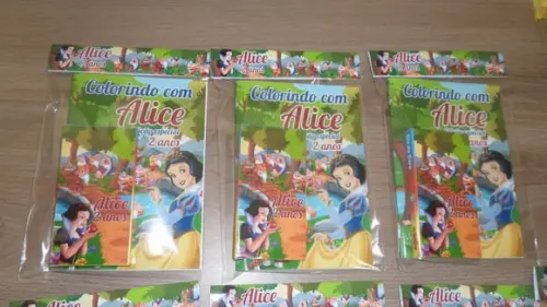 Revistinha com 12 Desenhos para Colorir + Giz Branca de Neve