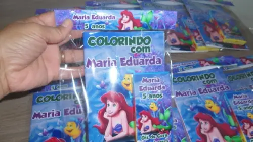 Revistinha com 12 Desenhos para Colorir + Giz Pequena Sereia
